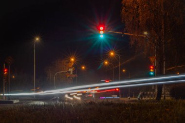 Ceske Budejovice CZ 11 27 2024 Güney Bohemya şehrinin sokaklarında taze soğuk bir gece.