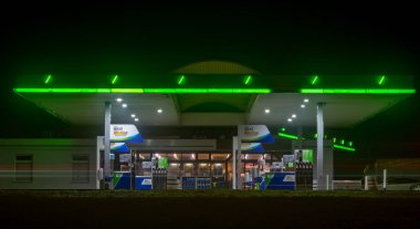 Ceske Budejovice CZ 11 27 2024, Güney Bohemya şehrinin sokaklarındaki taze soğuk gecede benzin istasyonu.