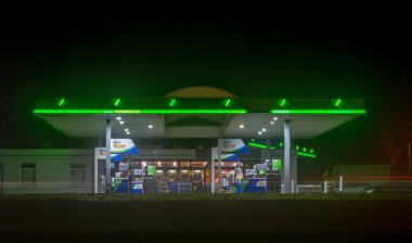 Ceske Budejovice CZ 11 27 2024, Güney Bohemya şehrinin sokaklarındaki taze soğuk gecede benzin istasyonu.