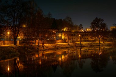 Ceske Budejovice CZ 11 27 2024 Güney Bohemya şehrinin sokaklarında taze soğuk bir gece.