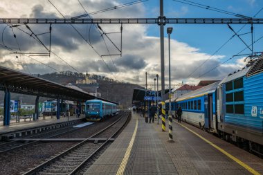 Sonbaharda Prag 'dan Cheb' e hızlı tren güneşli bir günde Usti nad Labem CZ 11 29 2024