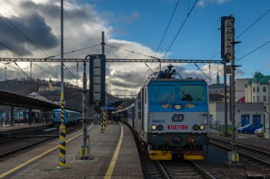 Sonbaharda Prag 'dan Cheb' e hızlı tren güneşli bir günde Usti nad Labem CZ 11 29 2024