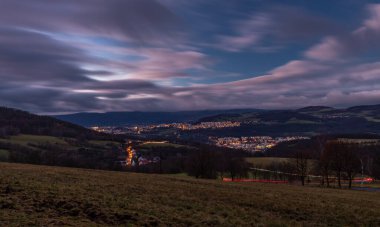 Usti nad Labem yakınlarındaki Kojetice köyü üzerinde sonbahar öğleden sonra bulutlu gün batımı. CZ 11 29 2024