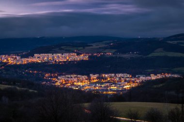 Usti nad Labem yakınlarındaki Kojetice köyü üzerinde sonbahar öğleden sonra bulutlu gün batımı. CZ 11 29 2024