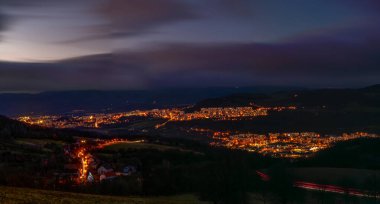 Usti nad Labem yakınlarındaki Kojetice köyü üzerinde sonbahar öğleden sonra bulutlu gün batımı. CZ 11 29 2024