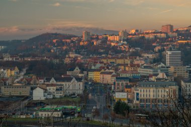 Usti nad Labem CZ 11 30 2024 'teki büyük kimya fabrikası ve yük tren istasyonu ile şehir merkezi.