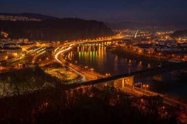 Vetruse Şatosu 'ndan sonbahar öğleden sonra renkli Usti nad Labem CZ 11 30 2024