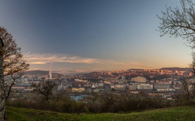 Usti nad Labem CZ 11 30 2024 'teki büyük kimya fabrikası ve yük tren istasyonu ile şehir merkezi.