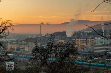 Usti nad Labem CZ 11 30 2024 'teki büyük kimya fabrikası ve yük tren istasyonu ile şehir merkezi.