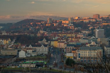 Usti nad Labem CZ 11 30 2024 'teki büyük kimya fabrikası ve yük tren istasyonu ile şehir merkezi.