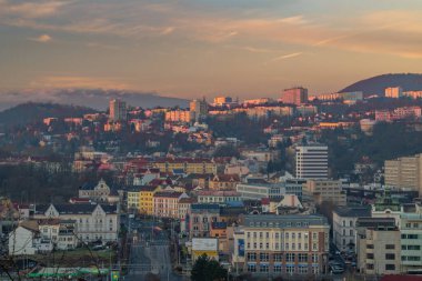 Usti nad Labem CZ 11 30 2024 'teki büyük kimya fabrikası ve yük tren istasyonu ile şehir merkezi.