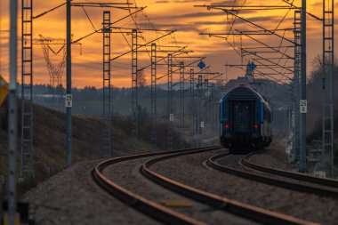 Neplachov CZ 12 02 2024 yakınlarında günbatımı bulutlu hızlı yolcu trenleri.