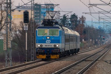 Neplachov CZ 12 02 2024 yakınlarında günbatımı bulutlu hızlı yolcu trenleri.