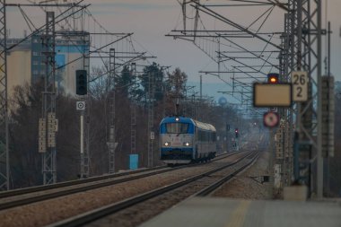 Neplachov CZ 12 02 2024 yakınlarında günbatımı bulutlu hızlı yolcu trenleri.