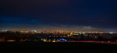 Ceske Budejovice CZ 12 02 2024 'te sonbahar akşamı küçük tepeden gece manzarası