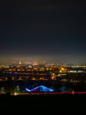 Ceske Budejovice CZ 12 02 2024 'te sonbahar akşamı küçük tepeden gece manzarası