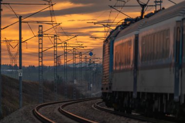 Neplachov Çek Cumhuriyeti yakınlarında gün batımı bulutlu hızlı yolcu trenleri