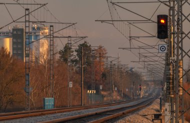 Soğuk kış sabahında Dynin CZ 12 04 2024 yakınlarında hızlı tren rayları.
