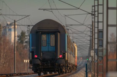 Soğuk kış sabahında hızlı tren rayları Dynin CZ 12 04 2024 yakınlarında hızlı trenlerle