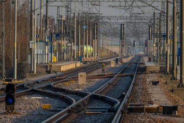 Soğuk kış sabahında Dynin CZ 12 04 2024 yakınlarında hızlı tren rayları.