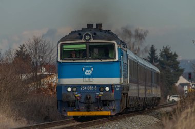 Prag 'dan Cesky Krumlov' a giden hızlı dizel motor treni Budweis CZ 12 04 2024 yakınlarında.