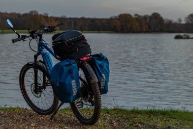 Güney Bohemya göleti yakınlarında sonbahar günbatımı Cejkovice CZ 11 24 2024 yakınlarında elektrikli bisiklet silueti ile Vysatov