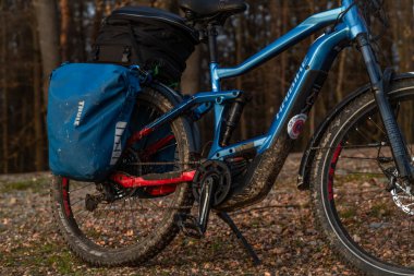 Güney Bohemya göleti yakınlarında sonbahar günbatımı Cejkovice CZ 11 24 2024 yakınlarında elektrikli bisiklet silueti ile Vysatov