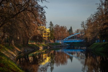 Malse Nehri üzerindeki mavi yol köprüsü Sonbahar sabahı Ceske Budejovice CZ 11 25 2024