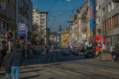 Toplu taşımacılık ile güneşli sonbahar caddeleri ve Linz Avusturya 'da insanlar 11 25 2024