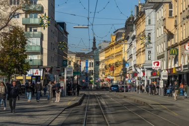 Toplu taşımacılık ile güneşli sonbahar caddeleri ve Linz Avusturya 'da insanlar 11 25 2024