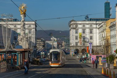 Toplu taşımacılık ile güneşli sonbahar caddeleri ve Linz Avusturya 'da insanlar 11 25 2024