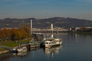 Linz Avusturya 'da tekneleri olan Tuna Nehri' ne giden uzun yol köprüsünün görüntüsü.