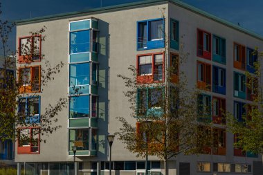 Toplu taşımacılık ile güneşli sonbahar caddeleri ve Linz Avusturya 'da insanlar 11 25 2024