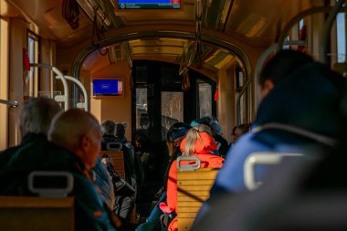 Linz Avusturya 'daki eski tarihi tramvayın içi. 125 2024.