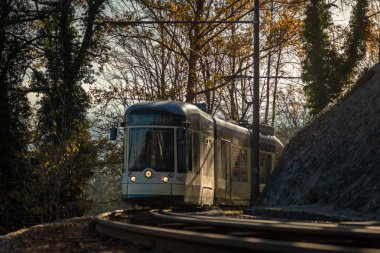 Güneşli bir sonbahar akşamında Linz Avusturya 'da eski bir tramvay.