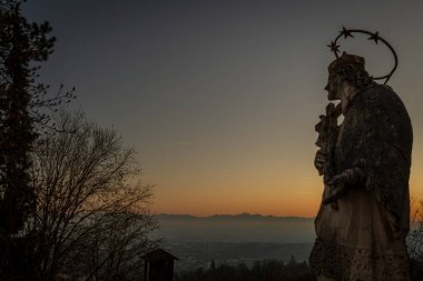 Linz Avusturya 'da sonbahar akşamında Postlingberg Tepesi' nden gün batımını seyredin.