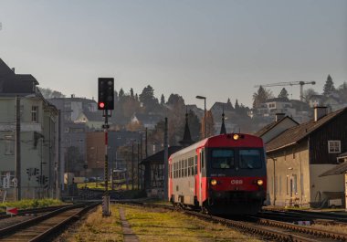 Güz mevsiminde eski platformu olan istasyon Linz Urfahr Avusturya 'da güneşli bir gün.