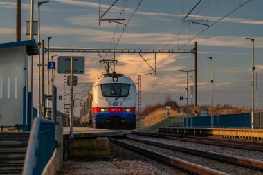 Soğuk kış sabahında hızlı tren rayları Dynin CZ 12 04 2024 yakınlarında hızlı trenlerle