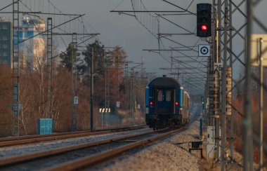 Soğuk kış sabahında hızlı tren rayları Dynin CZ 12 04 2024 yakınlarında hızlı trenlerle