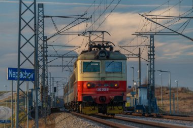 Soğuk kış sabahında hızlı tren rayları Dynin CZ 12 04 2024 yakınlarında hızlı trenlerle