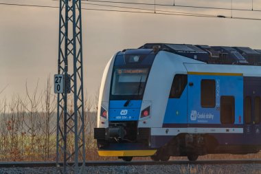 Soğuk kış sabahında hızlı demiryolu elektrikli tren ünitesi Dynin CZ 12 04 2024 yakınlarında hızlı trenlerle