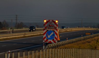 Budweis 'den Prag' a giden otobandaki hızlı araçlar renkli bir sabahta Dynin CZ 12. 04 2024 yakınlarında.