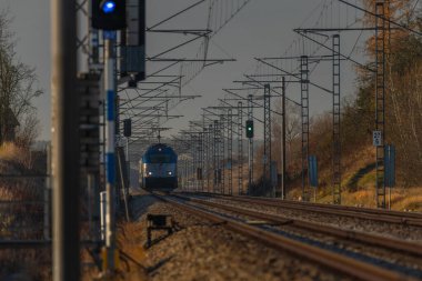 Soğuk kış sabahında hızlı tren rayları Dynin CZ 12 04 2024 yakınlarında hızlı trenlerle