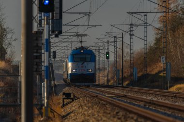 Soğuk kış sabahında hızlı tren rayları Dynin CZ 12 04 2024 yakınlarında hızlı trenlerle