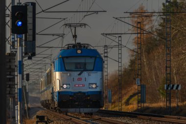 Soğuk kış sabahında hızlı tren rayları Dynin CZ 12 04 2024 yakınlarında hızlı trenlerle