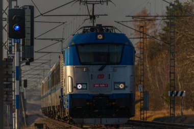 Soğuk kış sabahında hızlı tren rayları Dynin CZ 12 04 2024 yakınlarında hızlı trenlerle