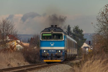 Prag 'dan Cesky Krumlov' a giden hızlı dizel motor treni Budweis CZ 12 04 2024 yakınlarında.