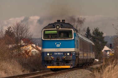 Prag 'dan Cesky Krumlov' a giden hızlı dizel motor treni Budweis CZ 12 04 2024 yakınlarında.