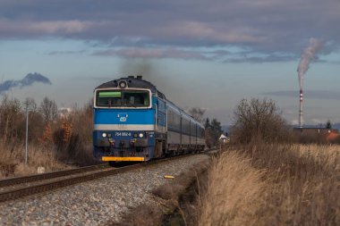 Prag 'dan Cesky Krumlov' a giden hızlı dizel motor treni Budweis CZ 12 04 2024 yakınlarında.