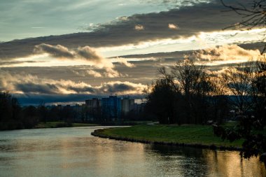 Ceske Budejovice CZ 12 16 2024 'te sonbaharda renkli ışık ile Vltava nehri